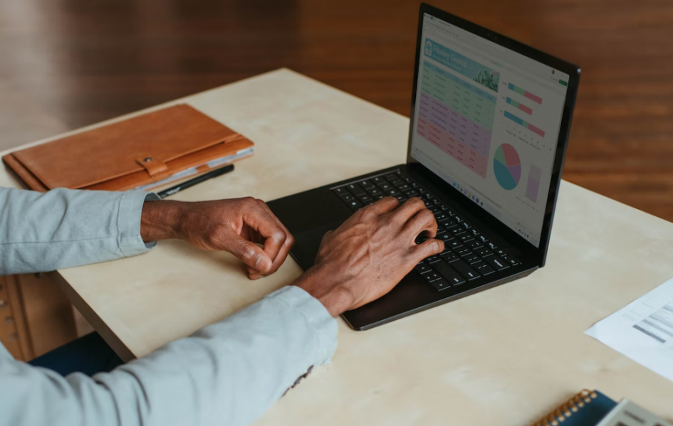 manos en teclado, pantalla con datos estadísticos manos en teclado, pantalla con datos estadísticos