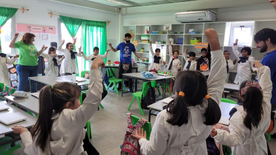 Estudiantes de las escuelas ganadoras durante una actividad de animación.