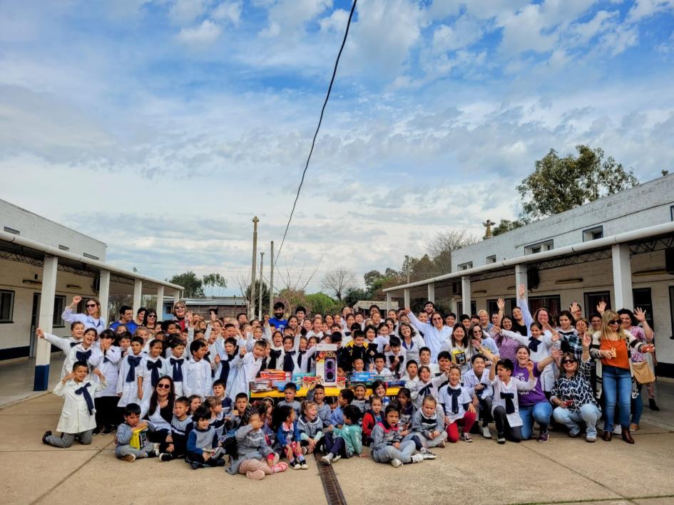 Docentes y estudiantes de la Escuela N.º 154 de Tranqueras