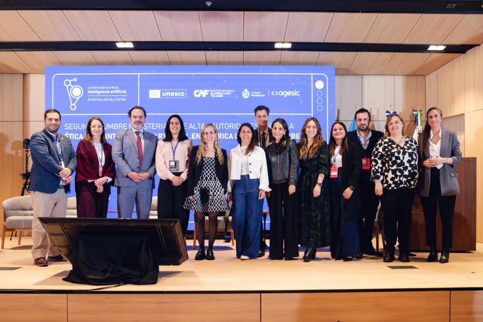 Segunda Cumbre Ministerial sobre la Ética de la Inteligencia Artificial Autoridades posando para la foto final de la sesión abierta de la Cumbre