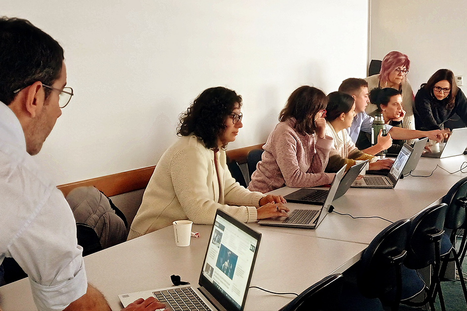 Personas capacitandose en accesibilidad Personas capacitandose en accesibilidad