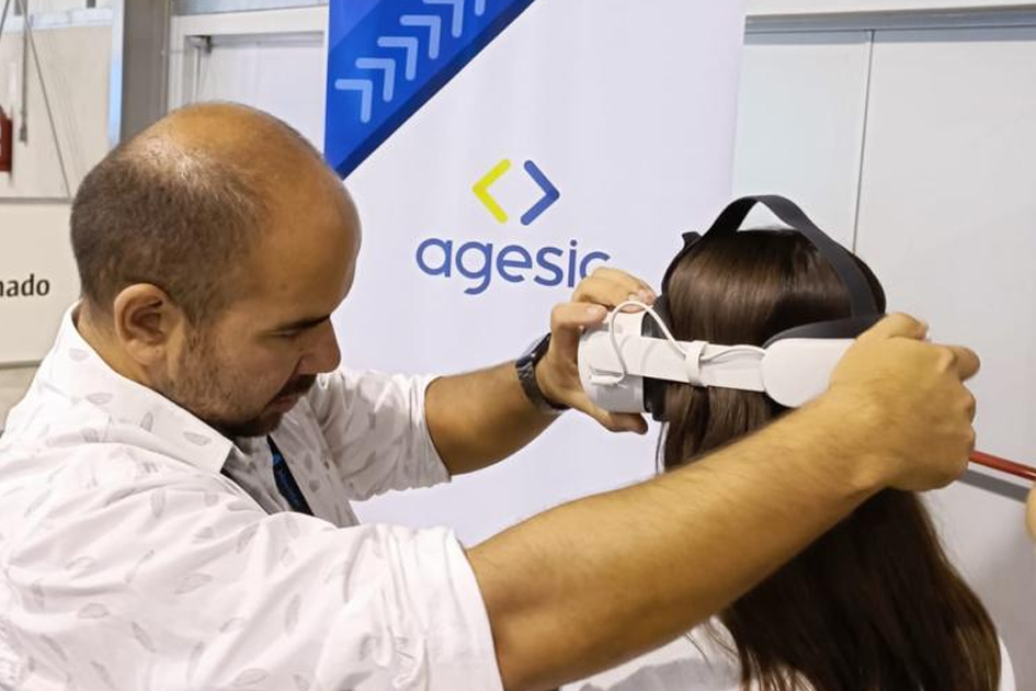 Integrante de Agesic asistiendo a una participante del taller sobre el uso de la tecnología VR Integrante de Agesic asistiendo a una participante del taller sobre el uso de la tecnología VR
