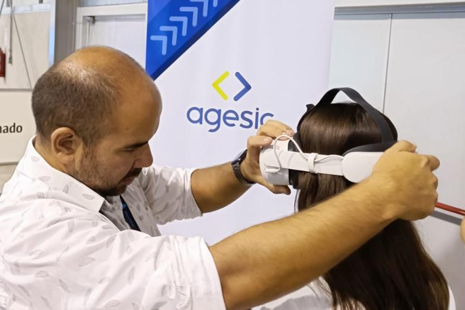 Integrante de Agesic asistiendo a una participante del taller sobre el uso de la tecnología VR