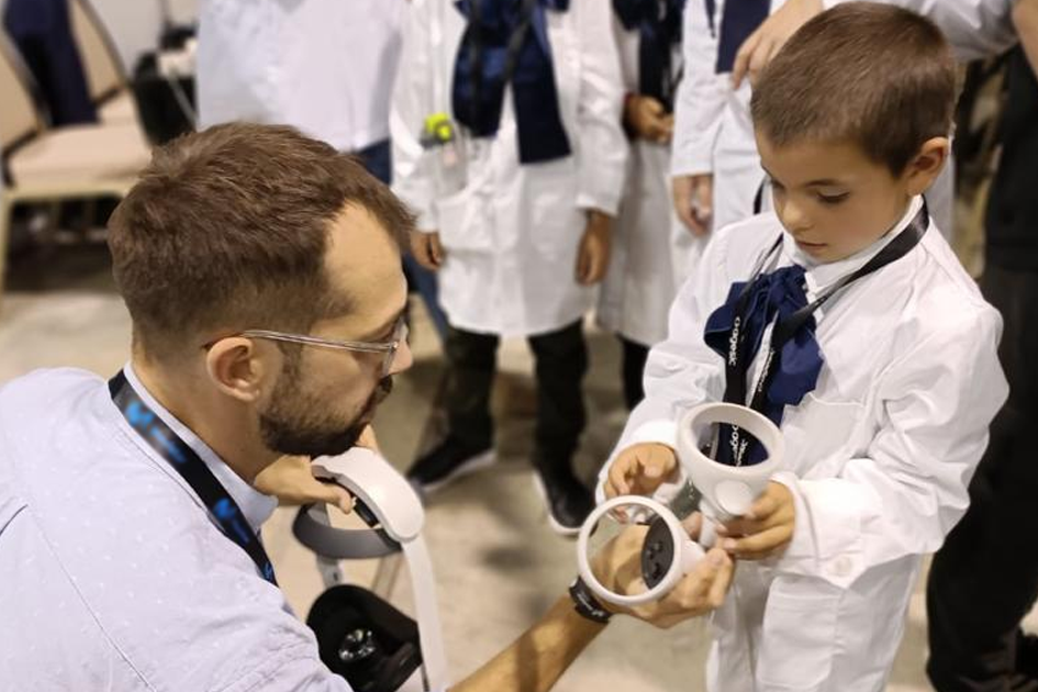 Integrante de Agesic asistiendo a un participante del taller sobre el uso de la tecnología de VR Integrante de Agesic asistiendo a un participante del taller sobre el uso de la tecnología VR