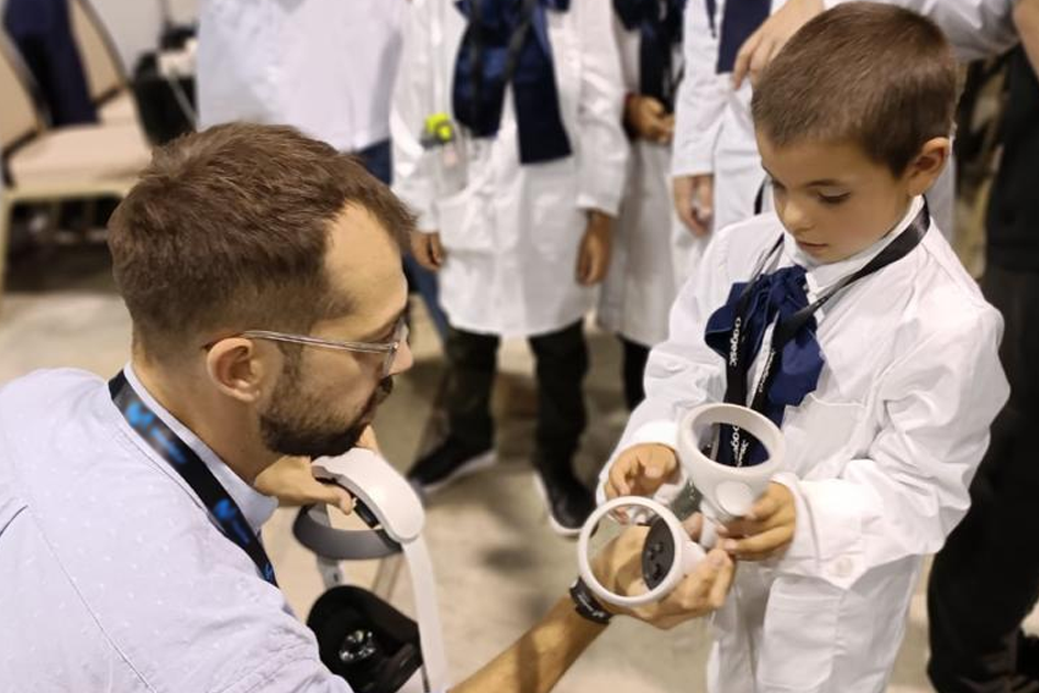 Integrante de Agesic asistiendo a un participante del taller sobre el uso de la tecnología VR