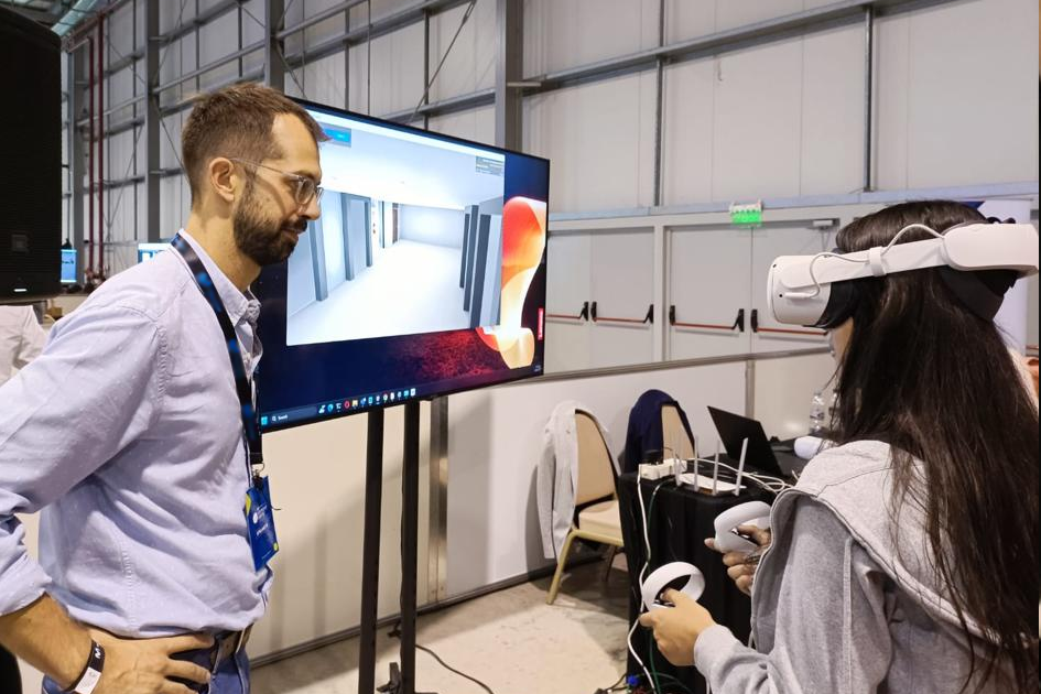 Integrante de Agesic asistiendo a una participante del taller durante el simulacro virtual Integrante de Agesic asistiendo a una participante del taller durante el simulacro virtual