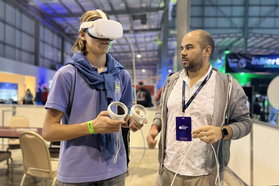 persona con lentes de realidad virtual persona con lentes de realidad virtual