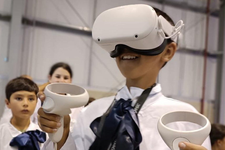 Niño con lentes de Realidad Virtual Niño con lentes de Realidad Virtual