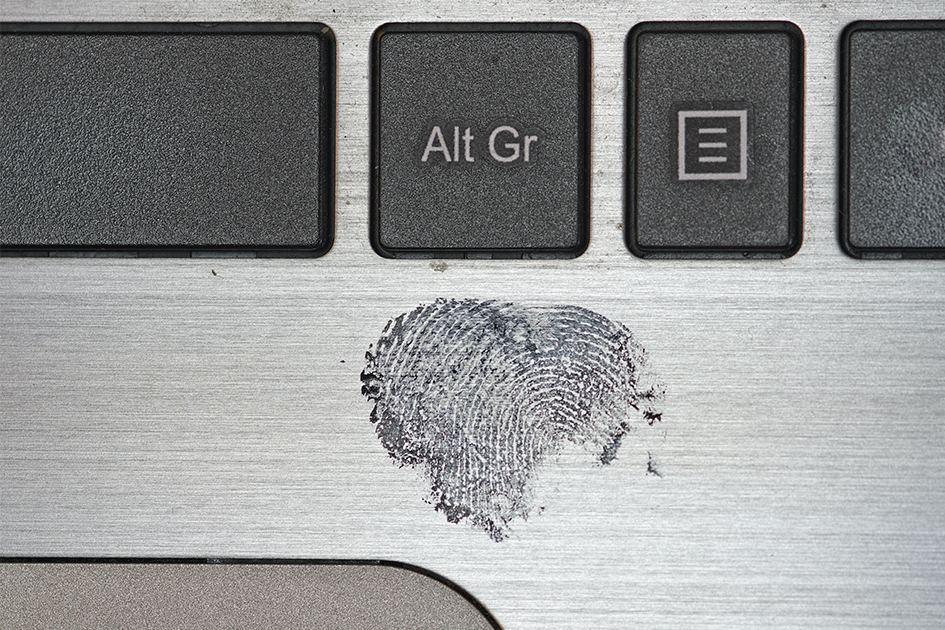 Recorte un teclado dónde se visualizan las teclas AltGr y la de inicio, junto a una huella dactilar. Recorte un teclado dónde se visualizan las teclas AltGr y la de inicio, junto a una huella dactilar.