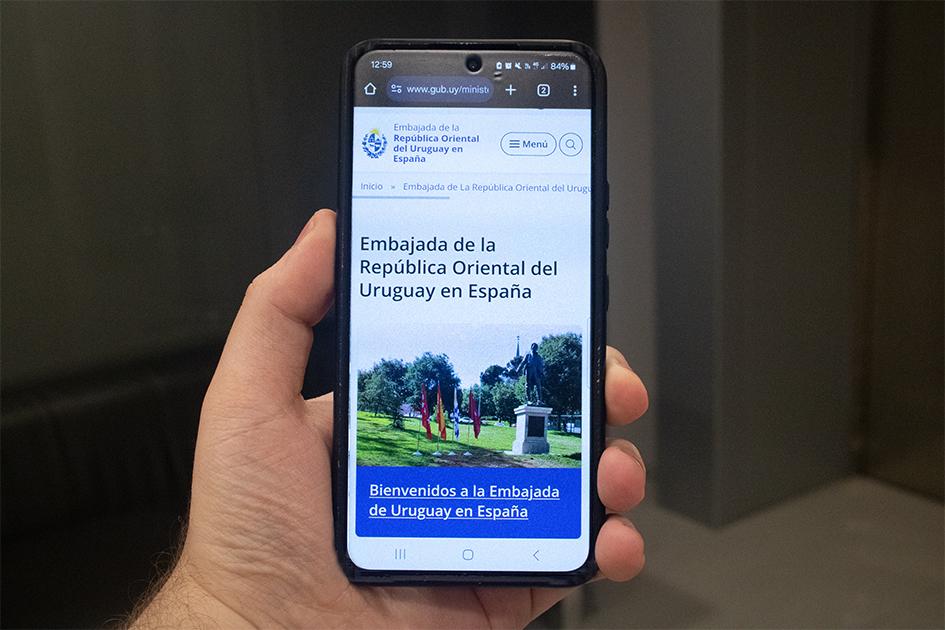 Embajada de Uruguay en España y Consulado en Madrid se incorporan a gub.uy Celular en el que se puede ver el sitio de la embajada de España.
