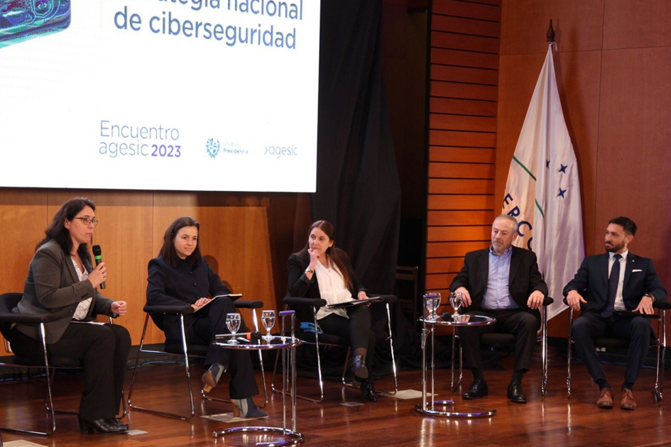 Fabiana Santellán, Mercedes Aramendía, Victoria Köster, Esteban Barrios y Federico González