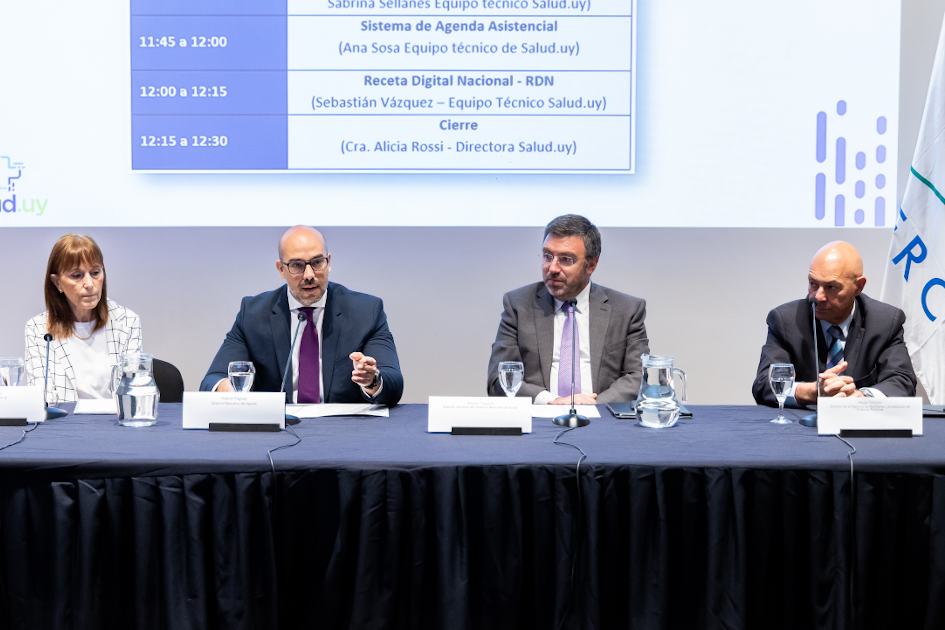 Alicia Rossi, Hebert Paguas, Alberto Yagoda y Hugo Odizzio en el Encuentro de Salud.uy Alicia Rossi, Hebert Paguas, Alberto Yagoda y Hugo Odizzio en el Encuentro de Salud.uy