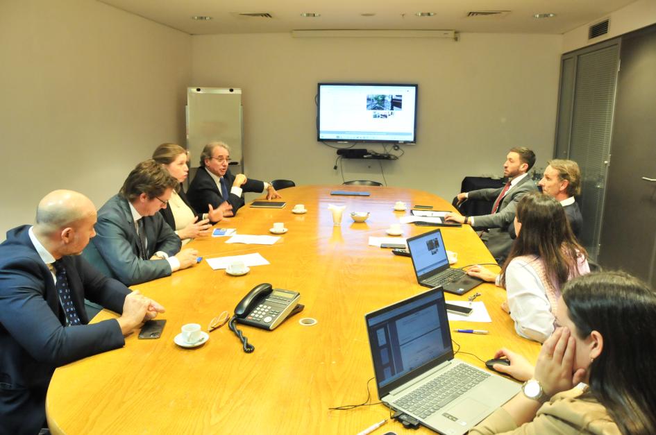 Integrantes de la comisión durante la primera reunión.