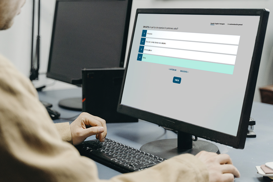 Pantalla de una computadora dónde se visualiza la herramienta de autoevaluación Pantalla de una computadora dónde se visualiza la herramienta de autoevaluación