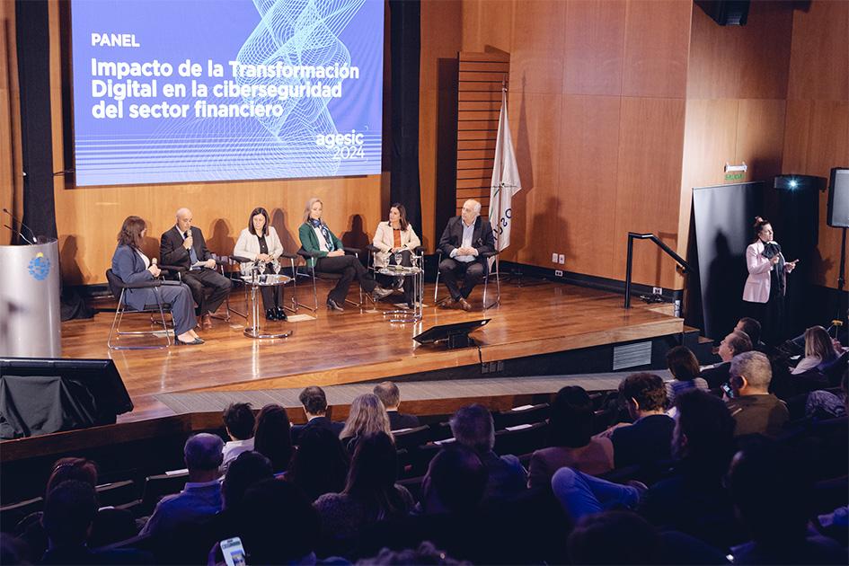 Panel: Impacto de la Transformación Digital en la ciberseguridad del sector financiero Panel de Impacto de la Transformación Digital en la ciberseguridad del sector financiero debatiendo