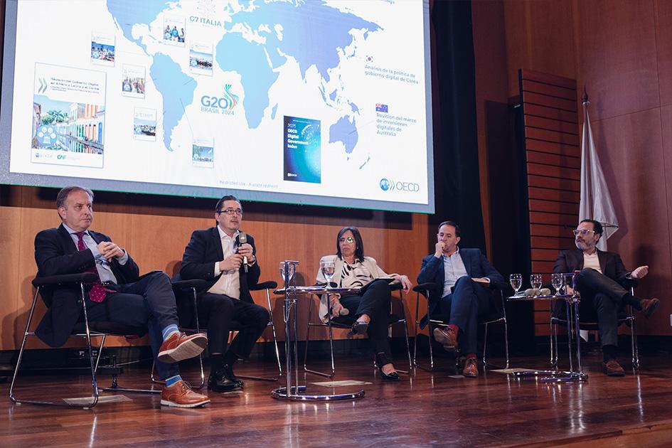 Panel internacional: Impacto y desafíos de la Transformación Digital Panel internacional de Impacto y desafíos de la Transformación Digital intercambiando en escenario