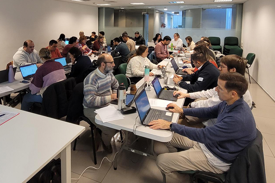 Personas sentadas trabajando durante la Sexta edición del curso