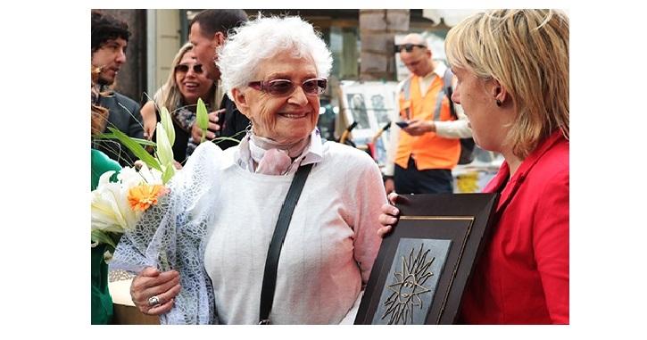 Imagen de Ida Holz recibiendo el reconocimiento de de la Junta Departamental de Montevideo