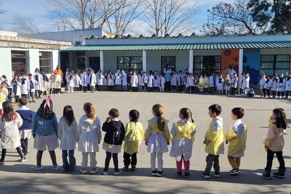 Escuela Nº4 de Florida Docentes y estudiantes de la escuela ganadora del concurso Competencia Digital.