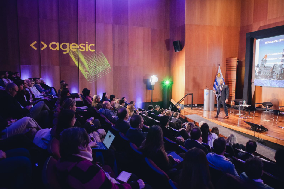Evento Agesic 2024 Personas en el auditorio participando del evento de Agesic 2024