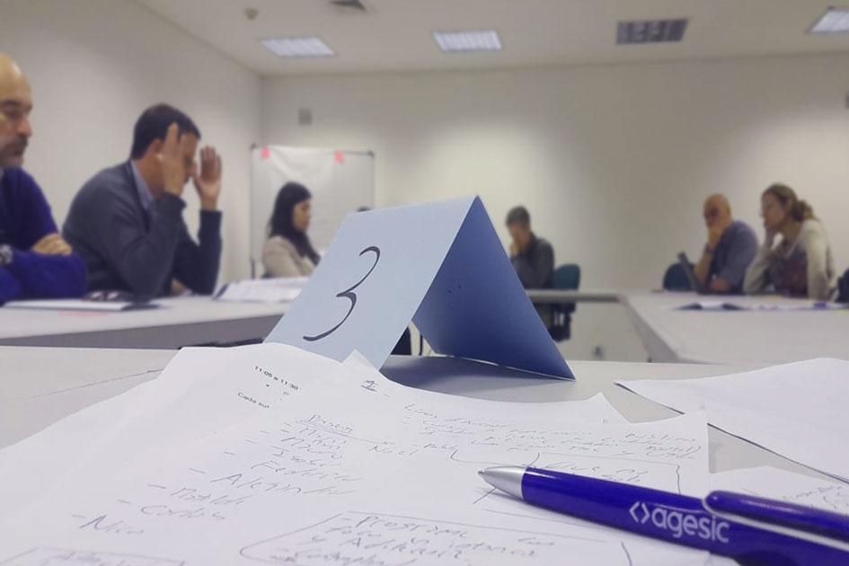 Informes de mesas de diálogo Personas participando de las mesas de diálogo