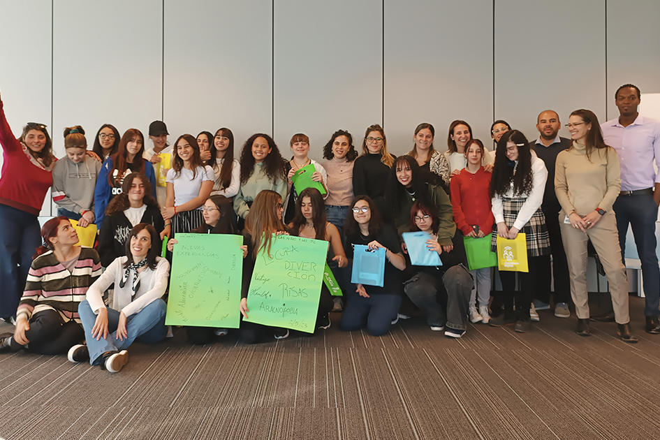 Alumnas y docentes del liceo Nº 37, junto a talleristas e integrantes del equipo de Agesic Alumnas y docentes del liceo Nº 37, junto a talleristas e integrantes del equipo de Agesic