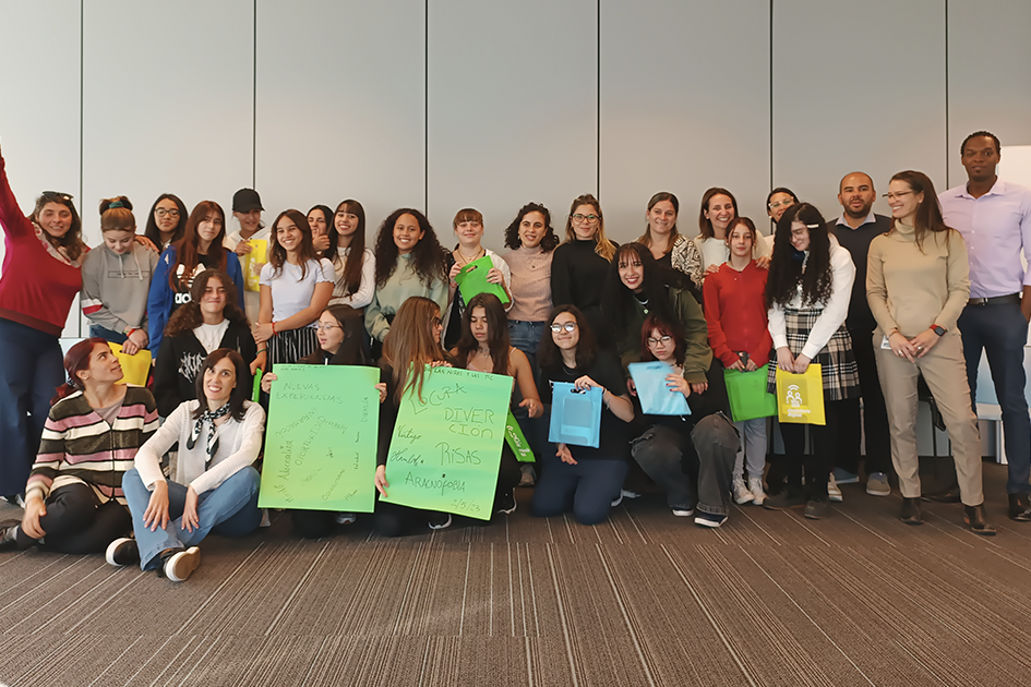 Alumnas y docentes del liceo Nº 37, junto a talleristas e integrantes del equipo de Agesic