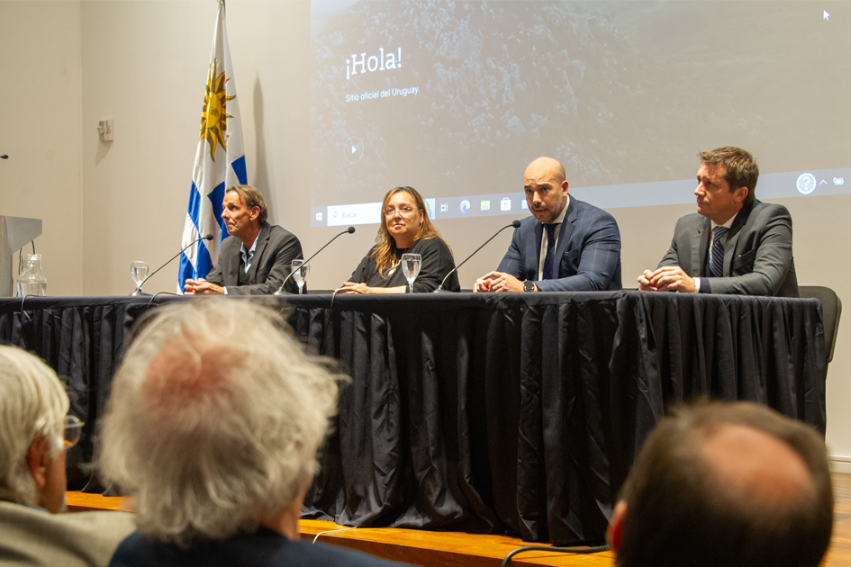 Diego Silva, Ninoschka Dante, Hebert Paguas y Sebastián Risso durante la presentación de Uruguay.uy Diego Silva, Ninoschka Dante, Hebert Paguas y Sebastián Risso durante la presentación de Uruguay.uy
