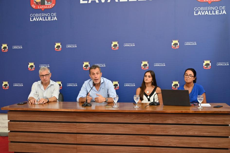 Fernando Blanco, Marío García, Eugenia Belderrain y Laura Nahabetián Brunet durante la presentación.