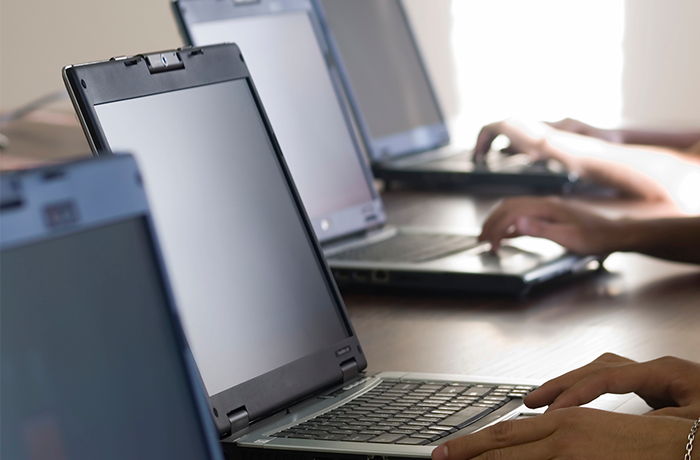 personas trabajando con computadoras