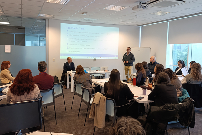 Avances en la simplificación de la gestión de representantes y apoderados Personas en sala participando del encuentro