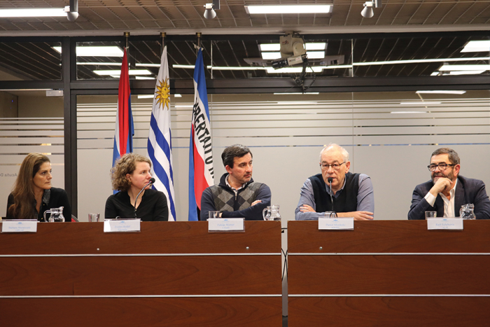 Desafíos para la protección de la libertad de expresión y el acceso a la información en Internet Autoridades en la mesa redonda