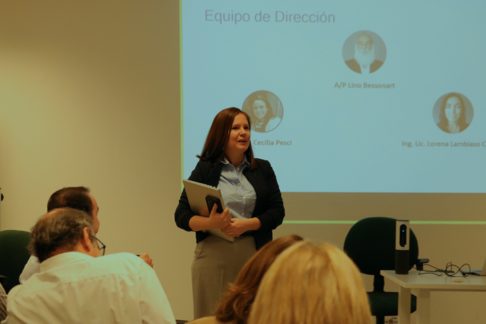 Integrantes del equipo de Salud Digital de Agesic Personas en sala escuchando con atención
