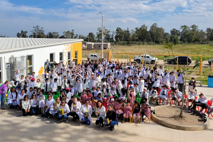 Docentes y estudiantes de las escuelas ganadoras del concurso.