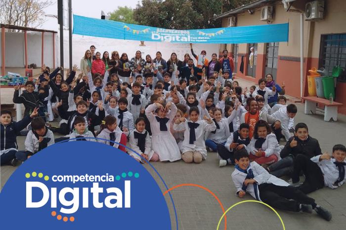 Docentes y estudiantes de la escuela ganadora del concurso Competencia Digital.