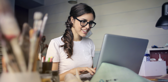 mujer con computadora mujer con computadora