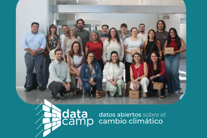 Datacamp: datos abiertos sobre el cambio climático - participantes de pie para foto de grupo