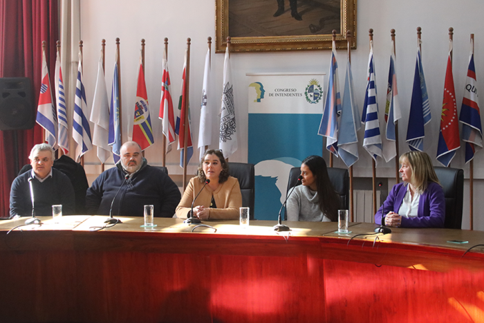 Representantes del Congreso de Intendentes y Agesic. Representantes del Congreso de Intendentes, Agesic exponiendo y debatiendo sobre la implantación.