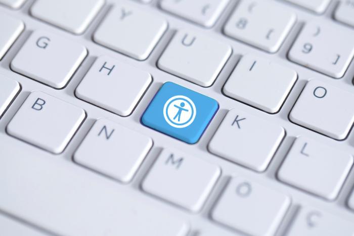 Teclado con el botón de accesibilidad