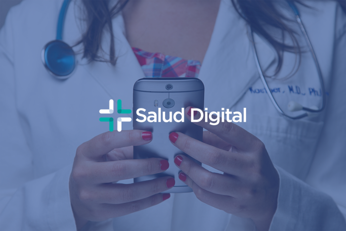 Persona sosteniendo un celular. Logo: Salud Digital. 