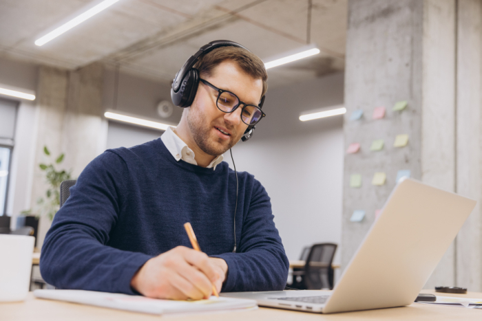 Curso virtual sobre inteligencia artificial generativa para organismos públicos Persona tomando apuntes de una computadora