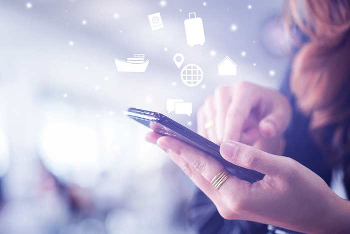 Persona navegando en servicios digitales migratorios a través de un dispositivo móvil