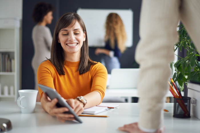 Capacitación sobre BPM Simple Persona mostrado una tablet