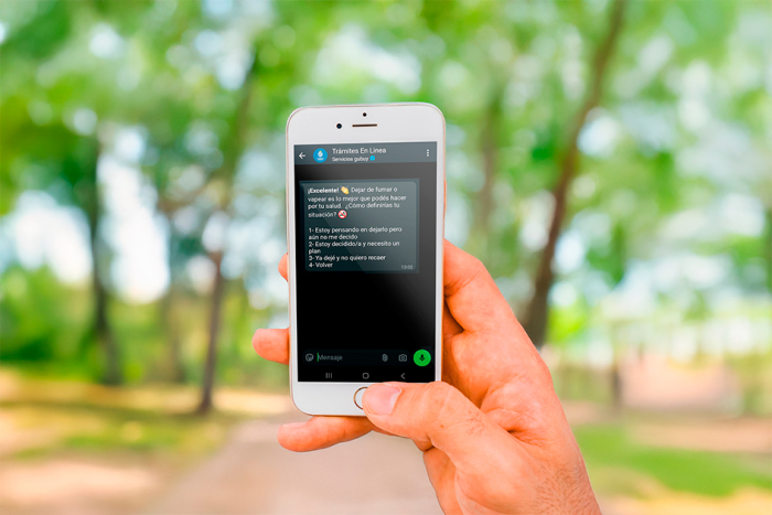 Asistente virtual para dejar de fumar Pantalla de un celular con el chat del asistente virtual para dejar de fumar.