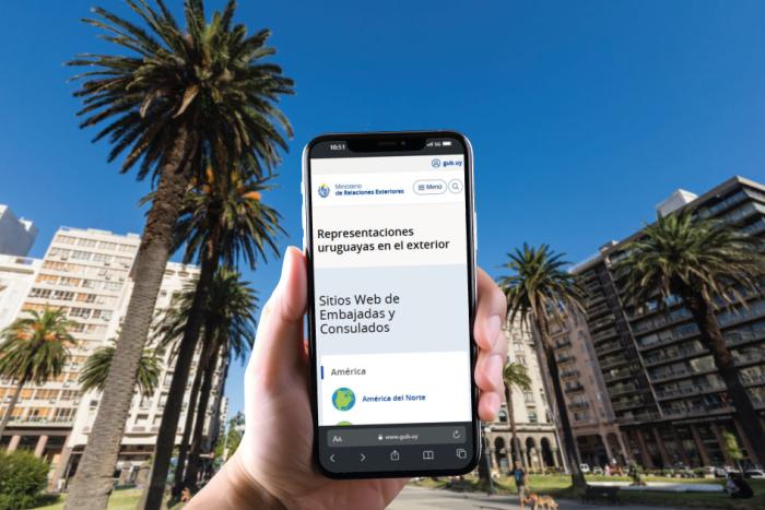 Nuevos sitios diplomáticos de Uruguay se suman a gub.uy Persona utilizando un celular