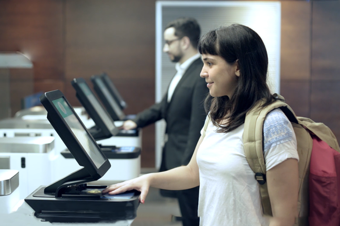 Una persona escaneando su pasaporte en un control migratorio