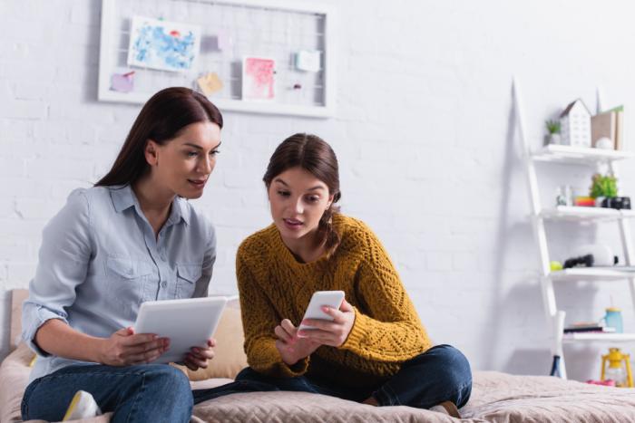 Iniciativa “Me gusta hacer” Dos mujeres mirando dispositivos electrónicos