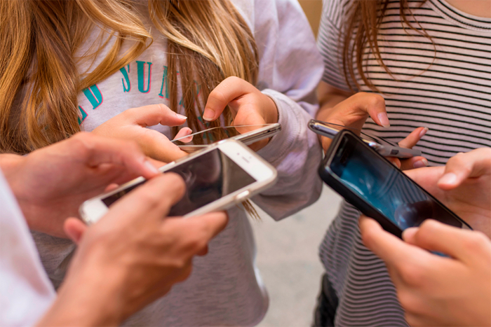 Ciclo “Nuestras Redes, Nuestra Seguridad” Mujeres utilizando celulares