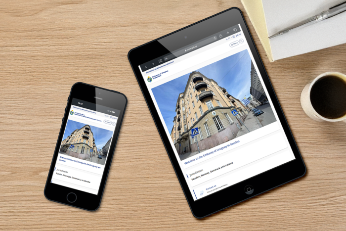 Sitio web de la Embajada de Uruguay en Suecia en gub.uy Un celular y una tablet donde se visualiza el sitio de la Embajada en inglés y en español