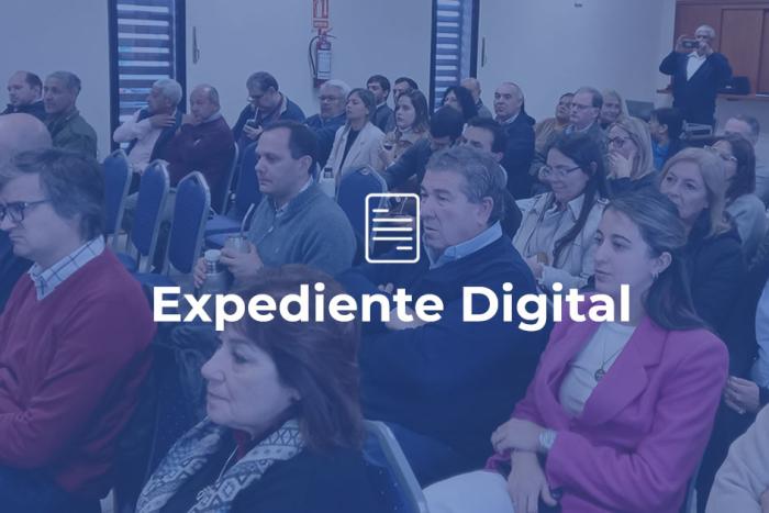 Personas sentadas participando del proyecto de implantación de expediente digital 